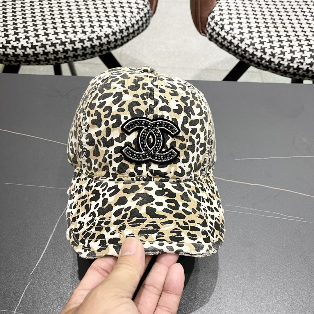 香奈儿新款豹纹棒球帽，很酷的色系，女佩戴都有不同style，第一批抢先出货！香粉必入款！