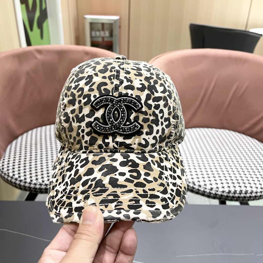 香奈儿新款豹纹棒球帽，很酷的色系，女佩戴都有不同style，第一批抢先出货！香粉必入款！