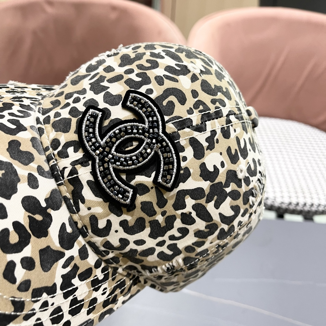 香奈儿新款豹纹棒球帽，很酷的色系，女佩戴都有不同style，第一批抢先出货！香粉必入款！