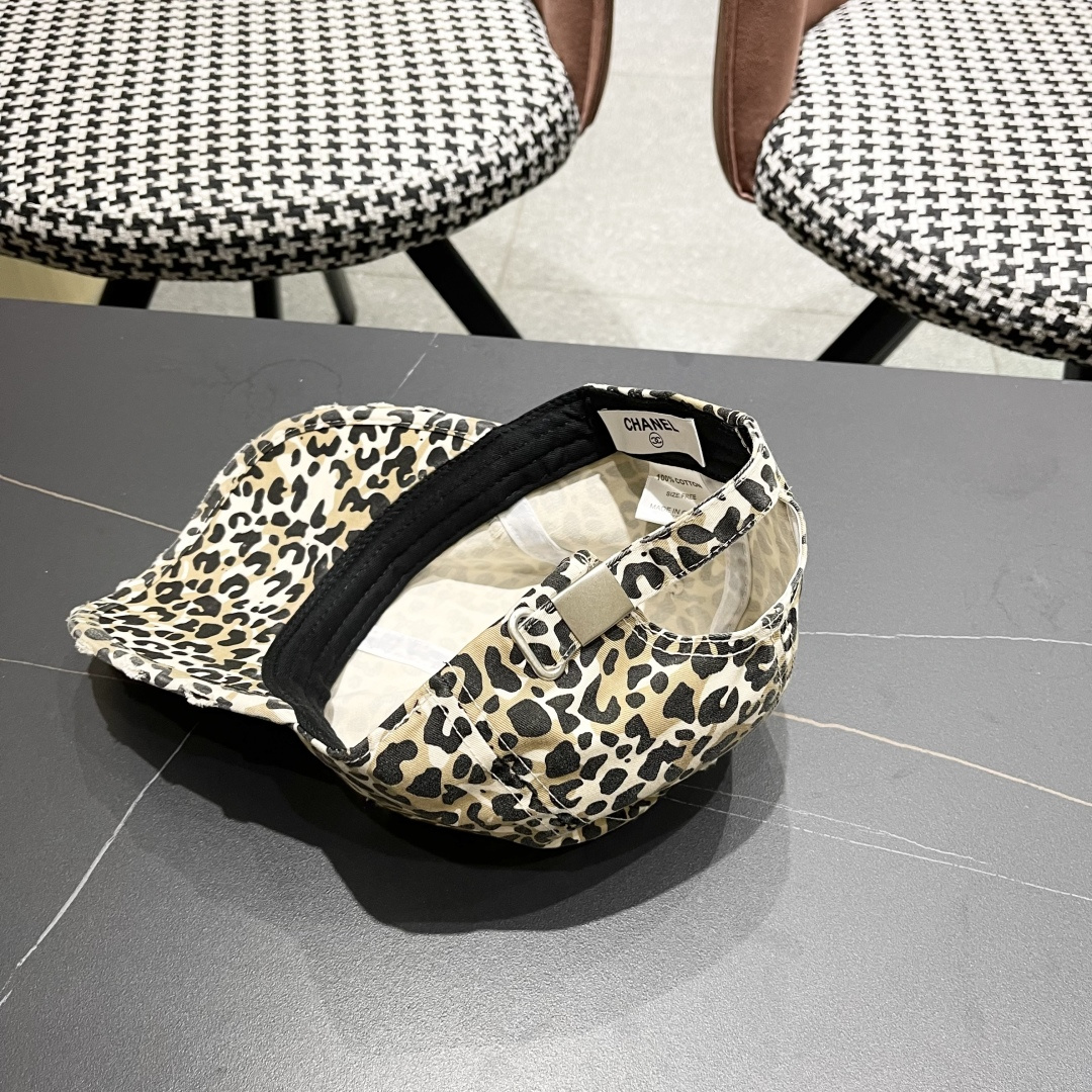 香奈儿新款豹纹棒球帽，很酷的色系，女佩戴都有不同style，第一批抢先出货！香粉必入款！