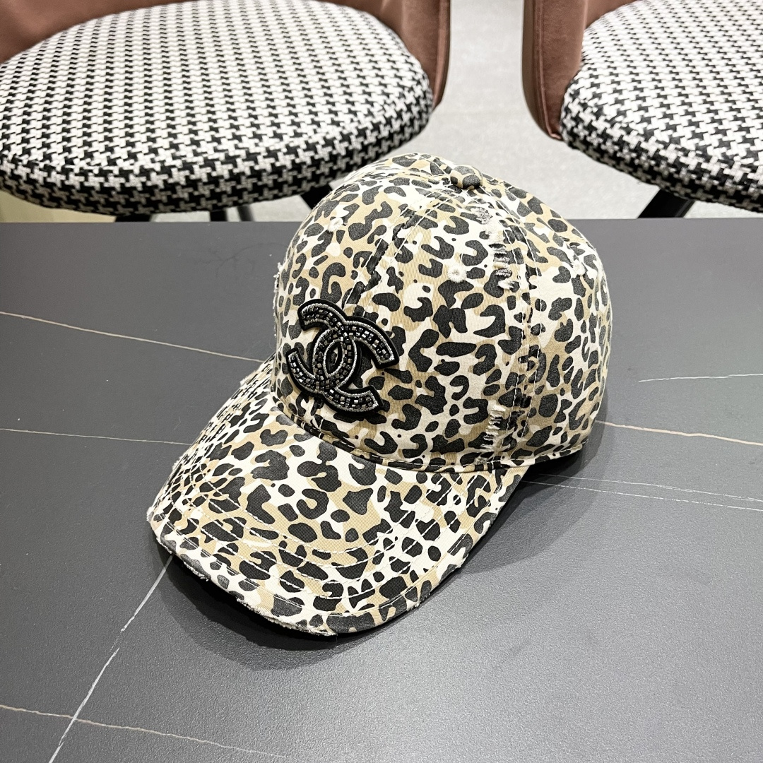 香奈儿新款豹纹棒球帽，很酷的色系，女佩戴都有不同style，第一批抢先出货！香粉必入款！