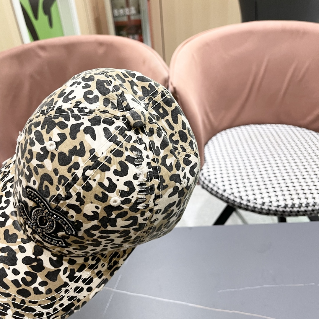 香奈儿新款豹纹棒球帽，很酷的色系，女佩戴都有不同style，第一批抢先出货！香粉必入款！