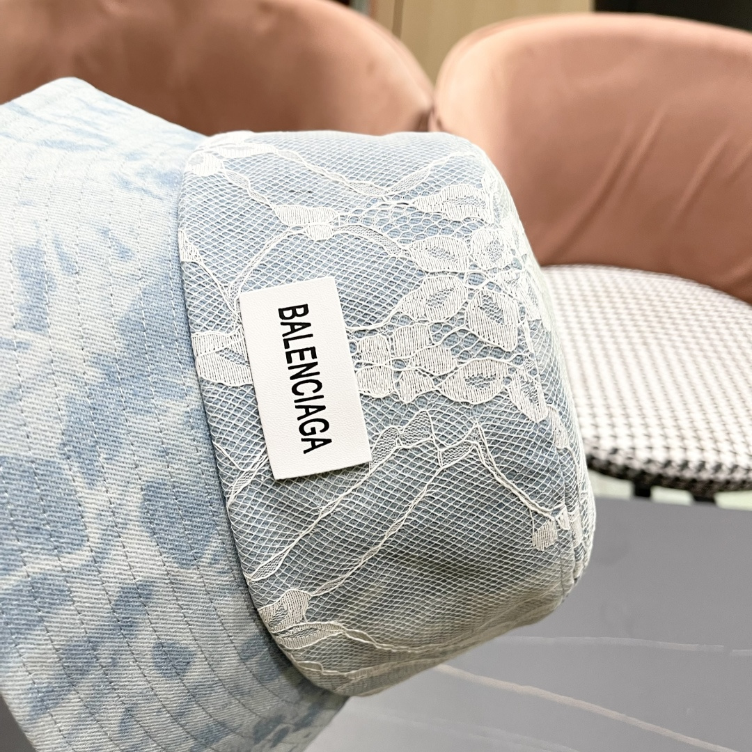  巴黎世家帽子女2025春季新品牛仔刺绣蕾丝渔夫帽时尚
显脸气质八角帽