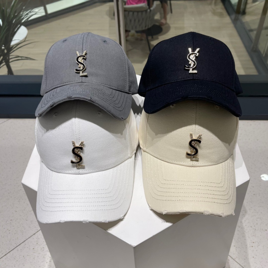   YSL 圣罗兰推出限定棒球帽
合作联名设计 将运动元素和街头生活文化融入其中
搭配若隐若现的刺绣标识