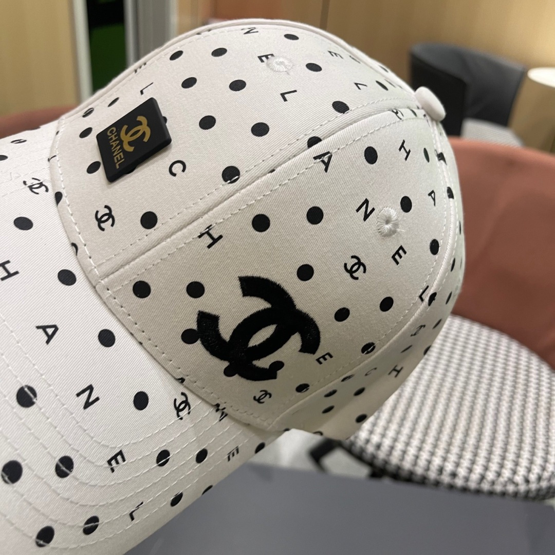  Chanel(香奈儿)经典原单棒球帽， 经典双C,专柜11开模订制，原版帆布料轻盈透气！质量超赞，基础