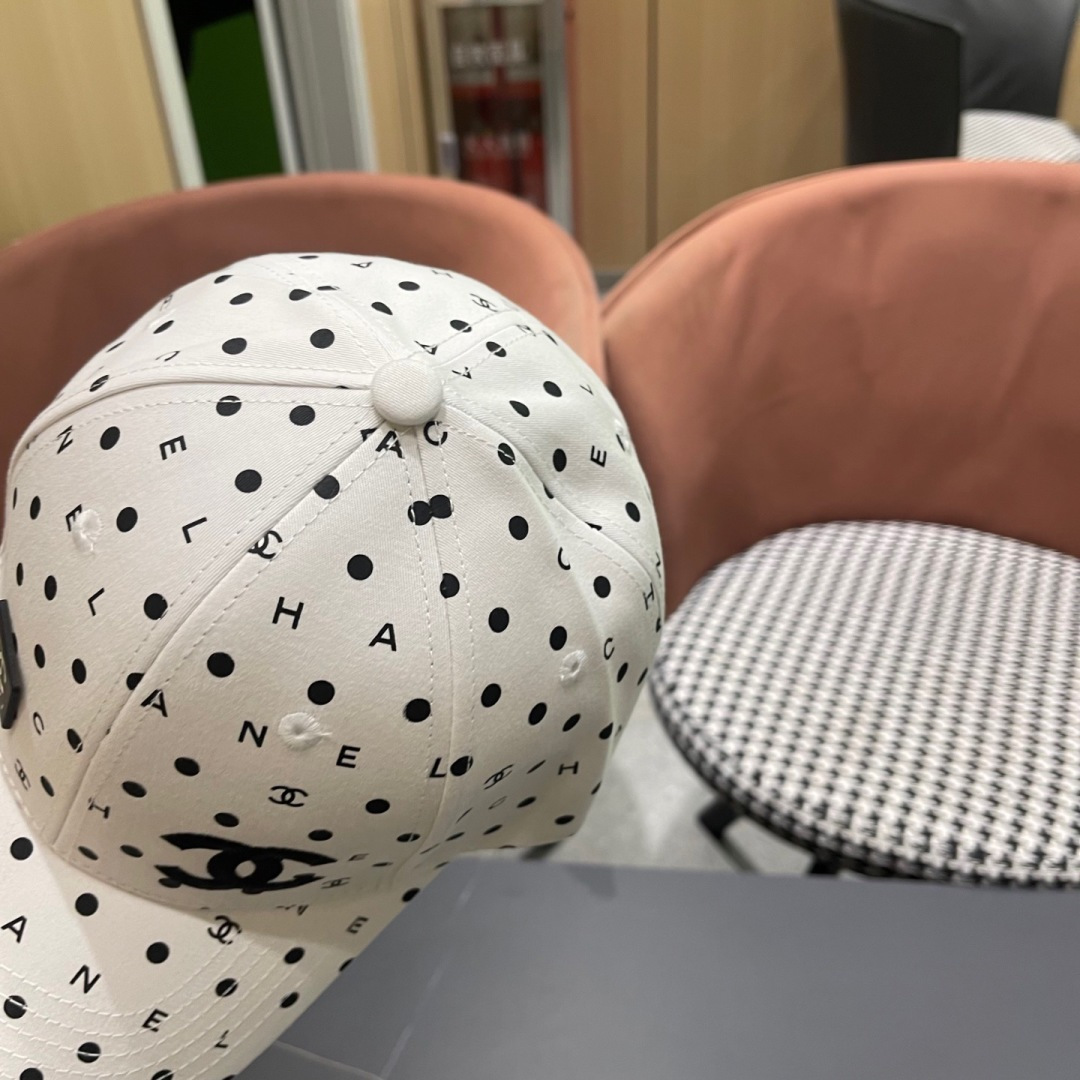  Chanel(香奈儿)经典原单棒球帽， 经典双C,专柜11开模订制，原版帆布料轻盈透气！质量超赞，基础