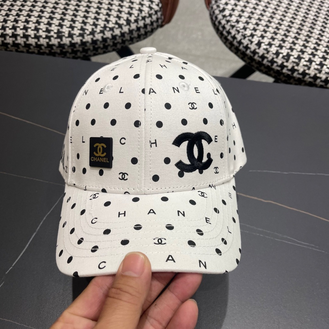  Chanel(香奈儿)经典原单棒球帽， 经典双C,专柜11开模订制，原版帆布料轻盈透气！质量超赞，基础