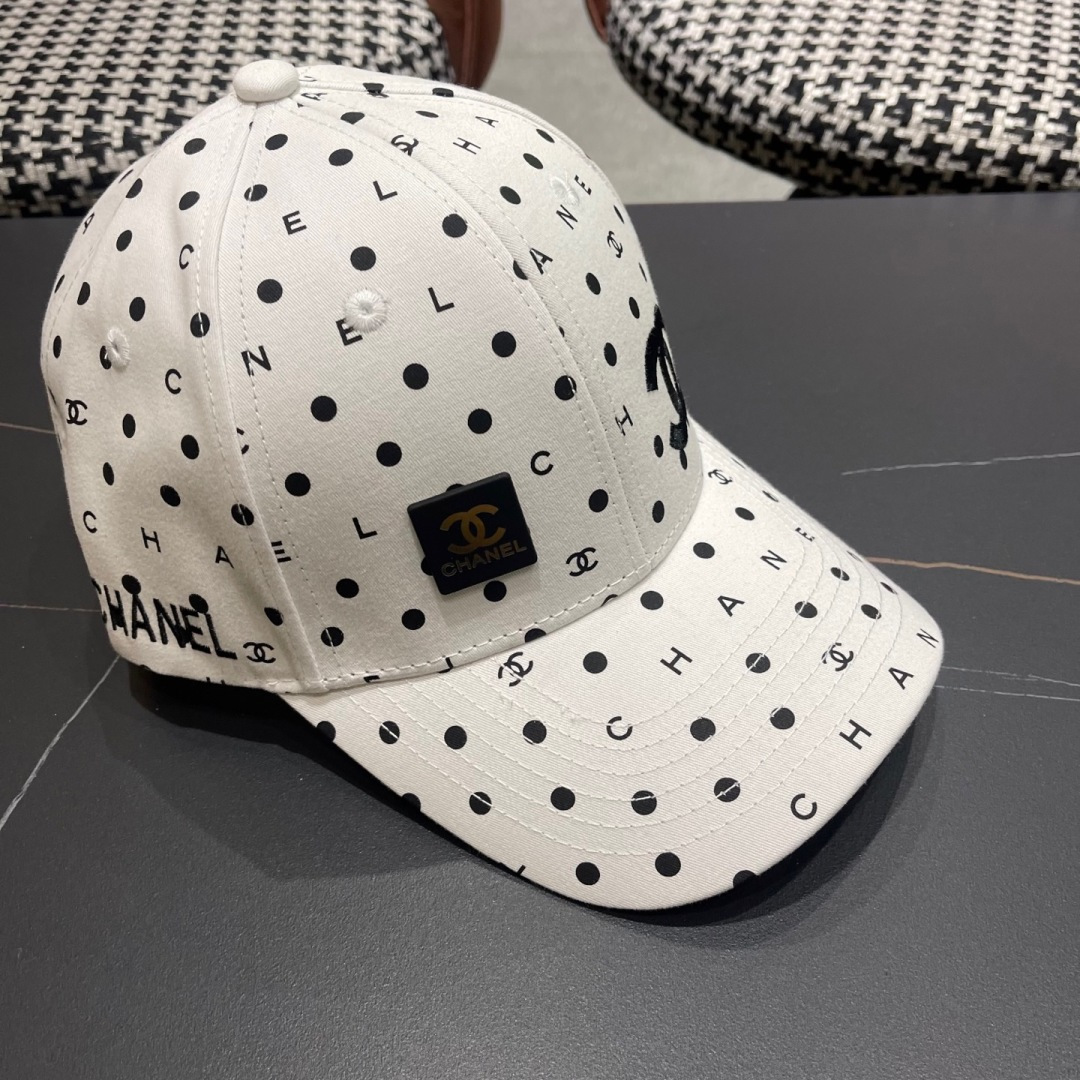  Chanel(香奈儿)经典原单棒球帽， 经典双C,专柜11开模订制，原版帆布料轻盈透气！质量超赞，基础