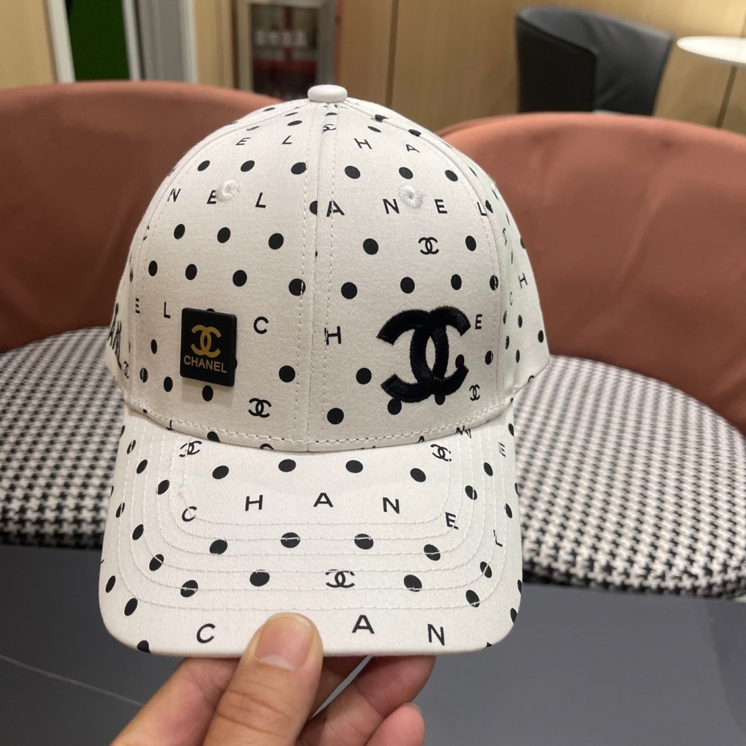  Chanel(香奈儿)经典原单棒球帽， 经典双C,专柜11开模订制，原版帆布料轻盈透气！质量超赞，基础