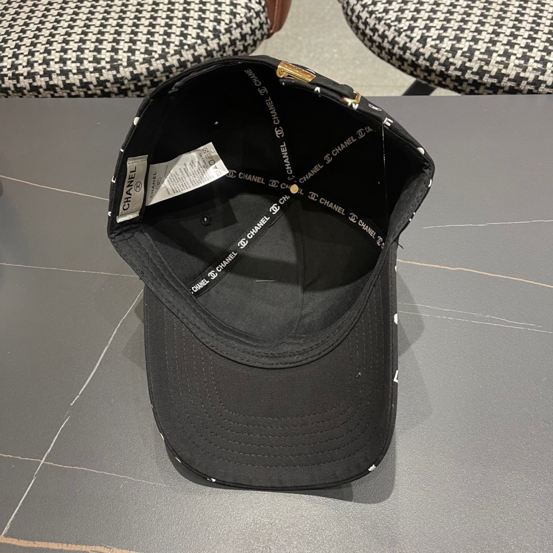  Chanel(香奈儿)经典原单棒球帽， 经典双C,专柜11开模订制，原版帆布料轻盈透气！质量超赞，基础