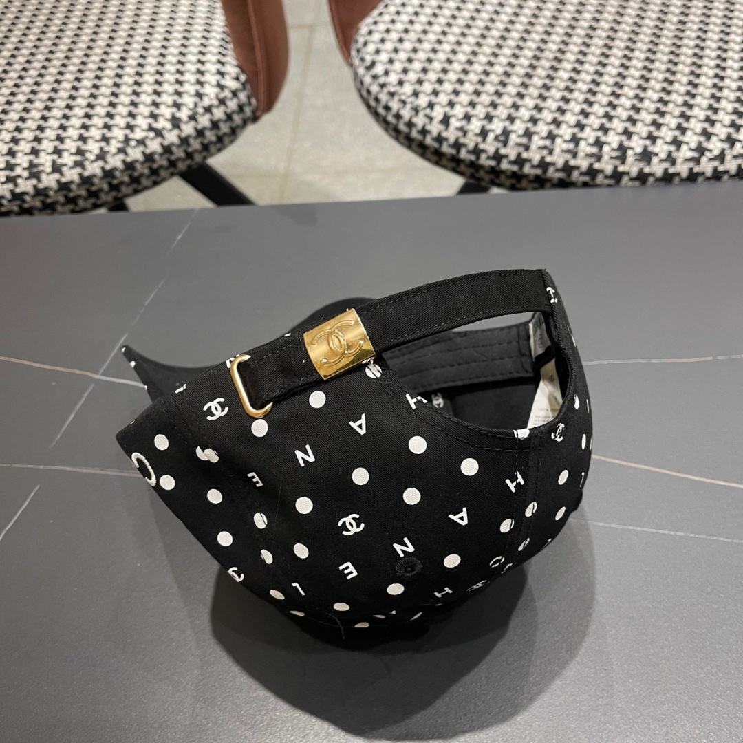  Chanel(香奈儿)经典原单棒球帽， 经典双C,专柜11开模订制，原版帆布料轻盈透气！质量超赞，基础