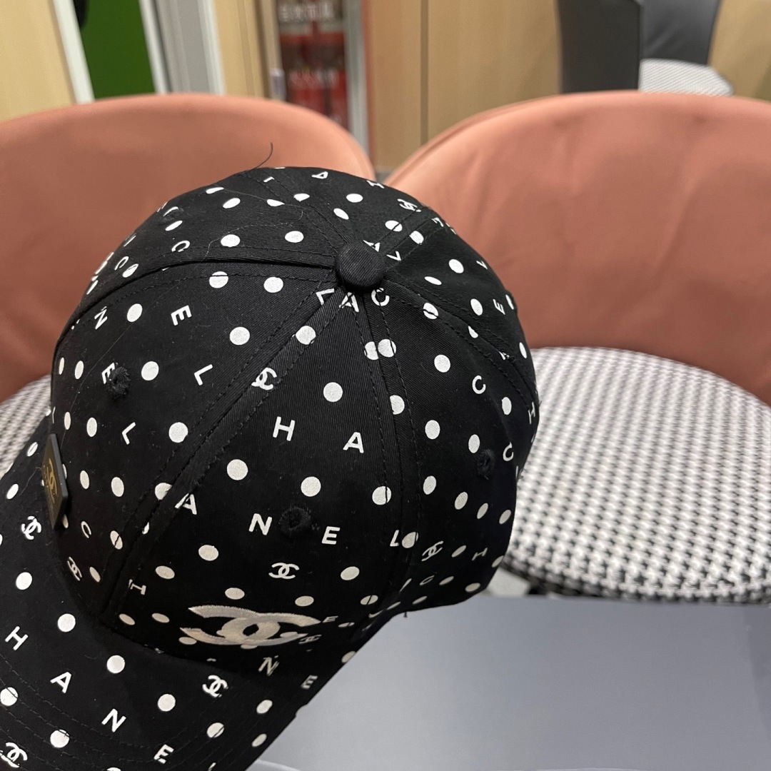  Chanel(香奈儿)经典原单棒球帽， 经典双C,专柜11开模订制，原版帆布料轻盈透气！质量超赞，基础