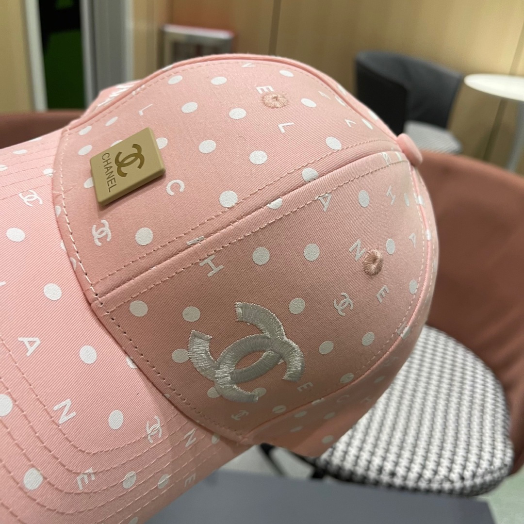  Chanel(香奈儿)经典原单棒球帽， 经典双C,专柜11开模订制，原版帆布料轻盈透气！质量超赞，基础