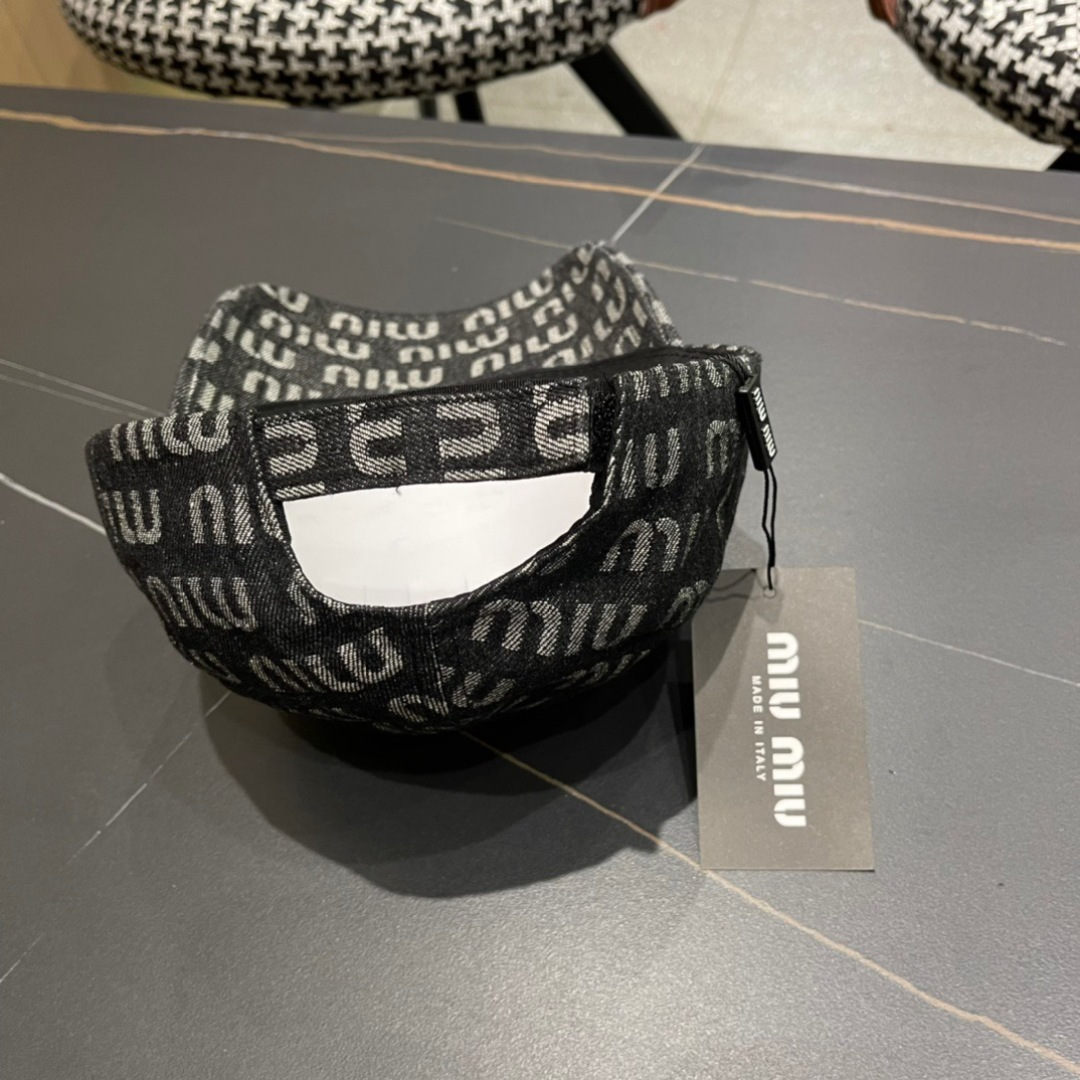 
谬谬miumiu原单棒球帽，正品开模订制，原版透气帆布面料，做工细致，时尚帅气质量超赞！