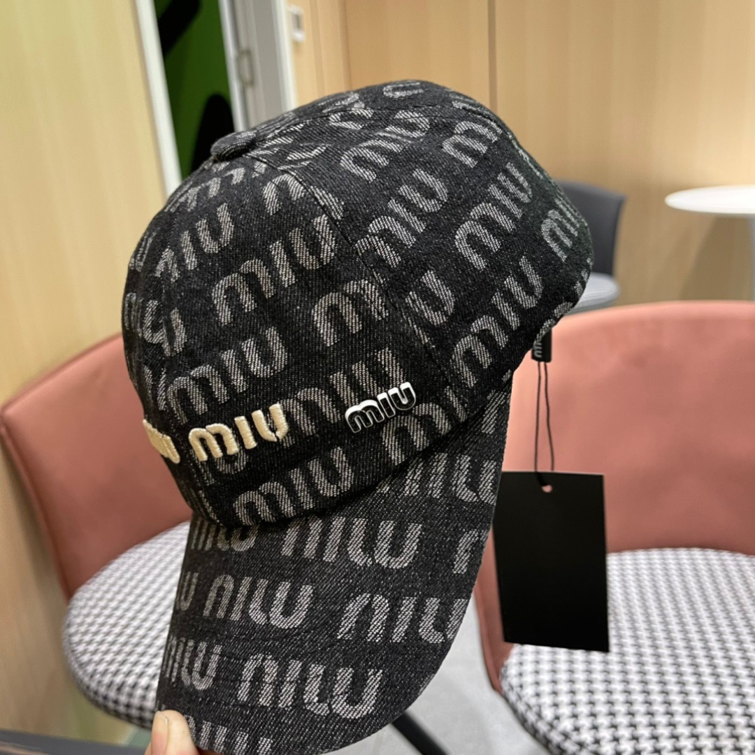 
谬谬miumiu原单棒球帽，正品开模订制，原版透气帆布面料，做工细致，时尚帅气质量超赞！