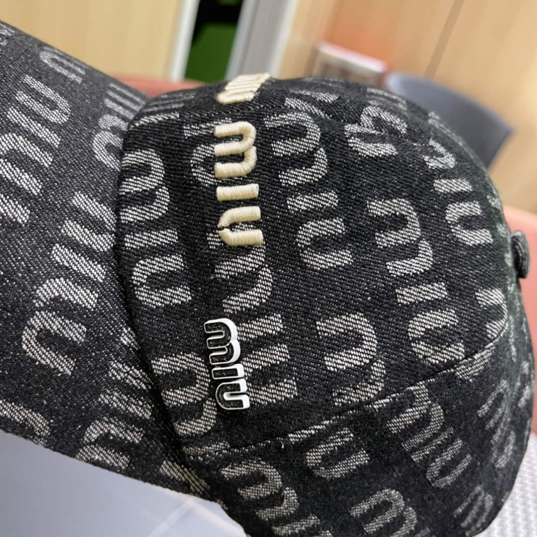 
谬谬miumiu原单棒球帽，正品开模订制，原版透气帆布面料，做工细致，时尚帅气质量超赞！