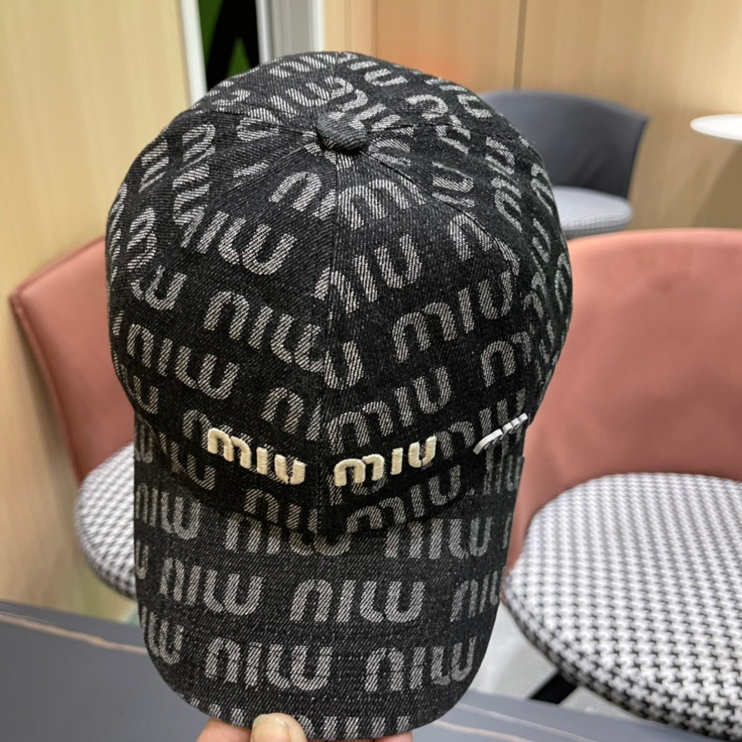 
谬谬miumiu原单棒球帽，正品开模订制，原版透气帆布面料，做工细致，时尚帅气质量超赞！