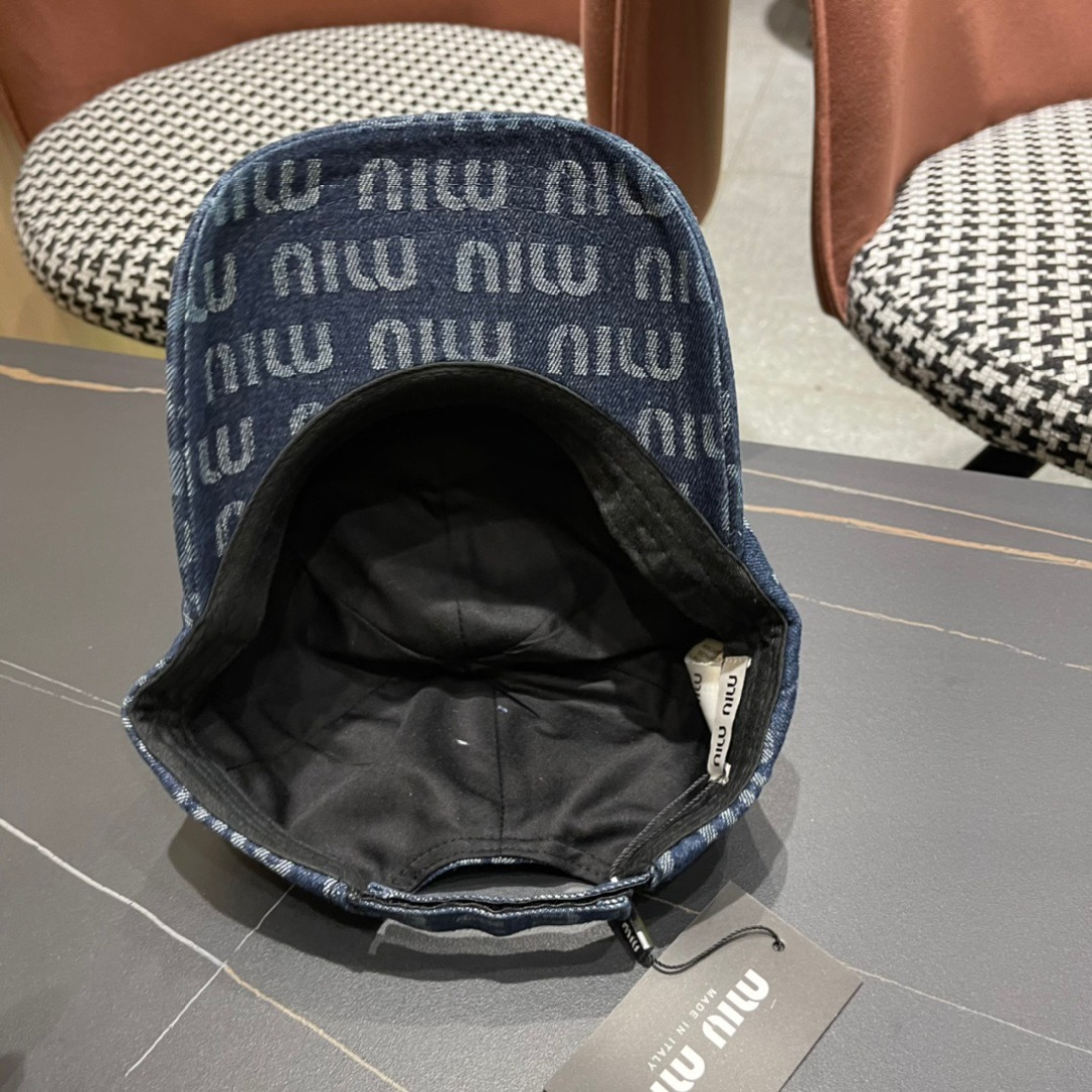 
谬谬miumiu原单棒球帽，正品开模订制，原版透气帆布面料，做工细致，时尚帅气质量超赞！