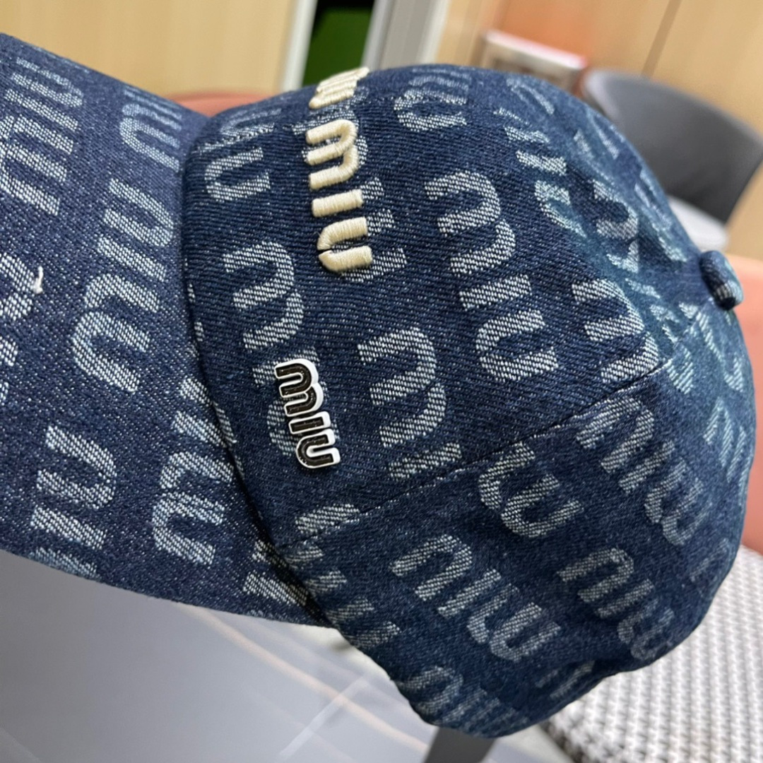 
谬谬miumiu原单棒球帽，正品开模订制，原版透气帆布面料，做工细致，时尚帅气质量超赞！