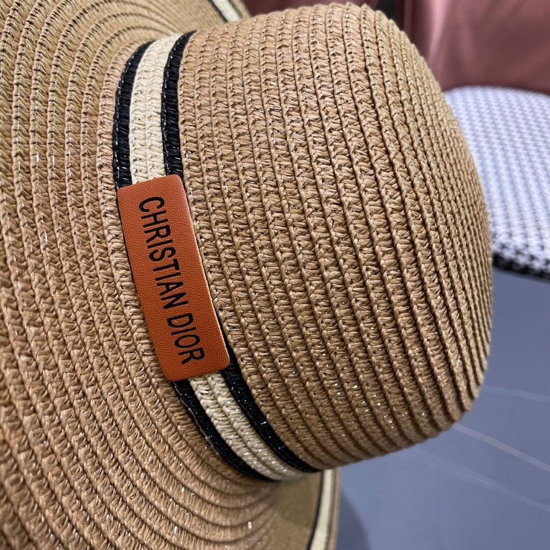  【DIOR迪奥】2025新款大檐草帽🤩沙滩风，简约大方，百搭单品～出街首选，新款帽型超美腻，新品上架