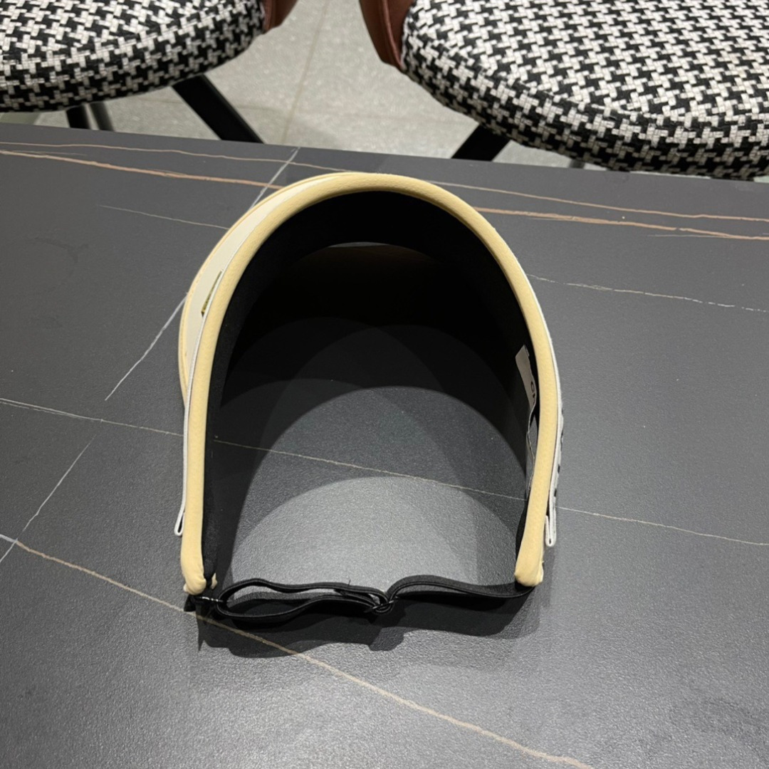 
香奈儿👒夏季空顶帽，跑步遮阳防晒两不误，夏季必备单品，戴着不闷热，非常有活力的一款，超级无敌好看😍😍