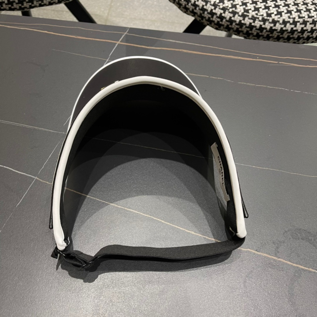 
香奈儿👒夏季空顶帽，跑步遮阳防晒两不误，夏季必备单品，戴着不闷热，非常有活力的一款，超级无敌好看😍😍