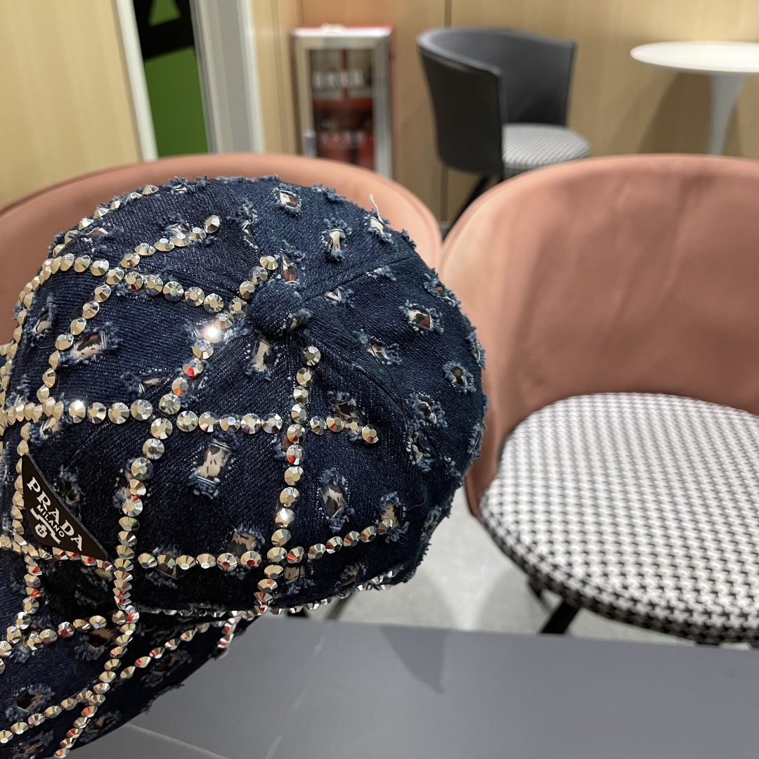  普拉达Prada 2025新款夏季潮牌破洞牛仔帽女士水钻帽子复古硬顶棒球
帽透气遮阳鸭舌帽女