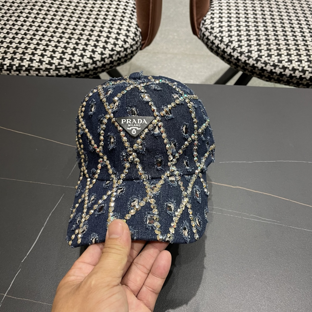  普拉达Prada 2025新款夏季潮牌破洞牛仔帽女士水钻帽子复古硬顶棒球
帽透气遮阳鸭舌帽女