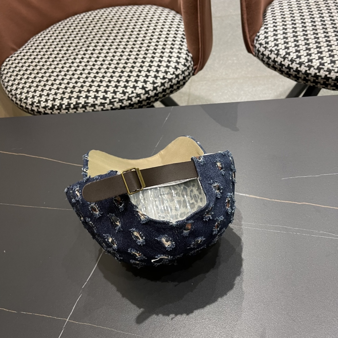  普拉达Prada 2025新款夏季潮牌破洞牛仔帽女士水钻帽子复古硬顶棒球
帽透气遮阳鸭舌帽女