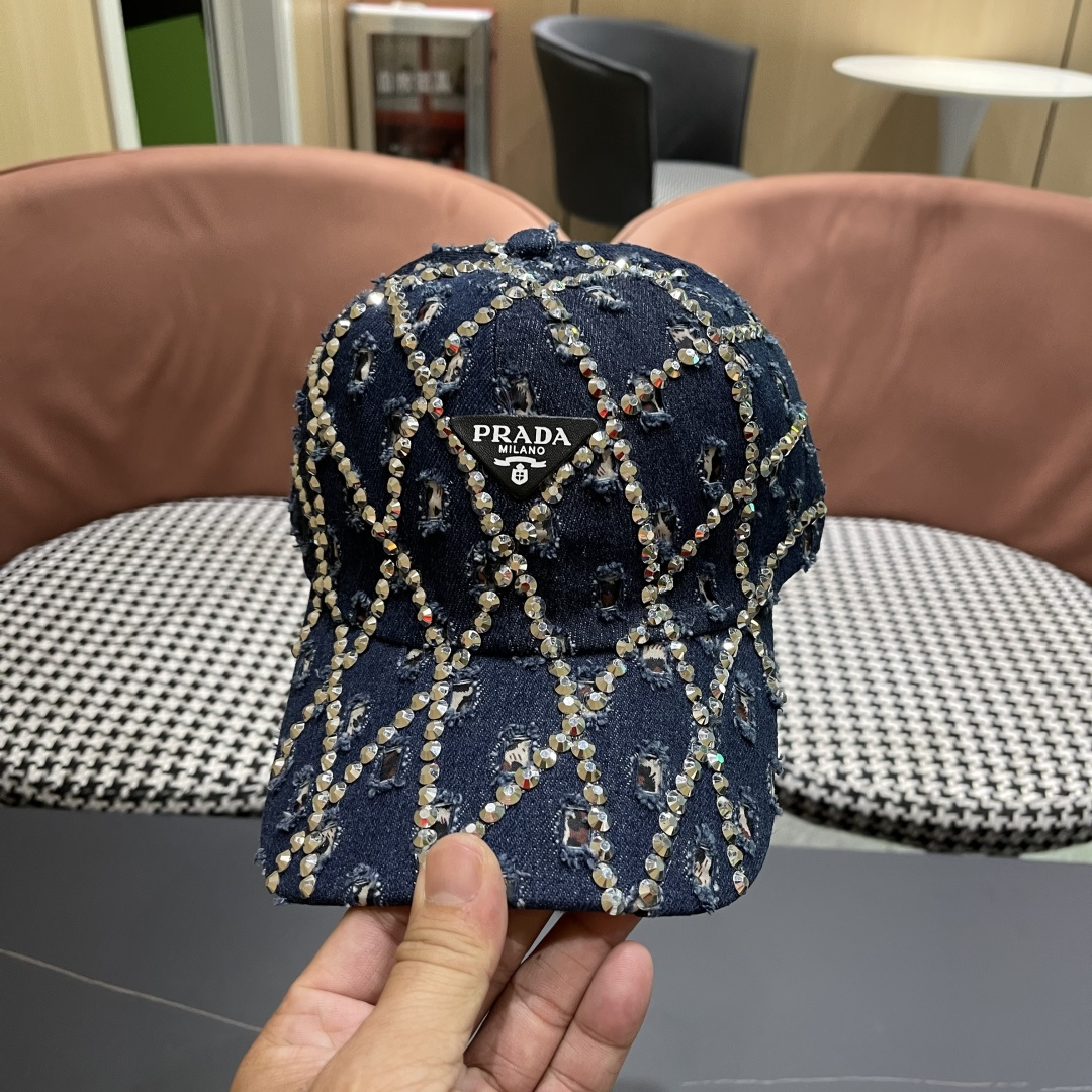  普拉达Prada 2025新款夏季潮牌破洞牛仔帽女士水钻帽子复古硬顶棒球
帽透气遮阳鸭舌帽女