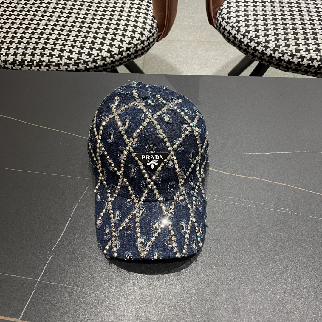  普拉达Prada 2025新款夏季潮牌破洞牛仔帽女士水钻帽子复古硬顶棒球
帽透气遮阳鸭舌帽女