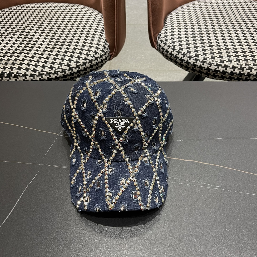  普拉达Prada 2025新款夏季潮牌破洞牛仔帽女士水钻帽子复古硬顶棒球
帽透气遮阳鸭舌帽女