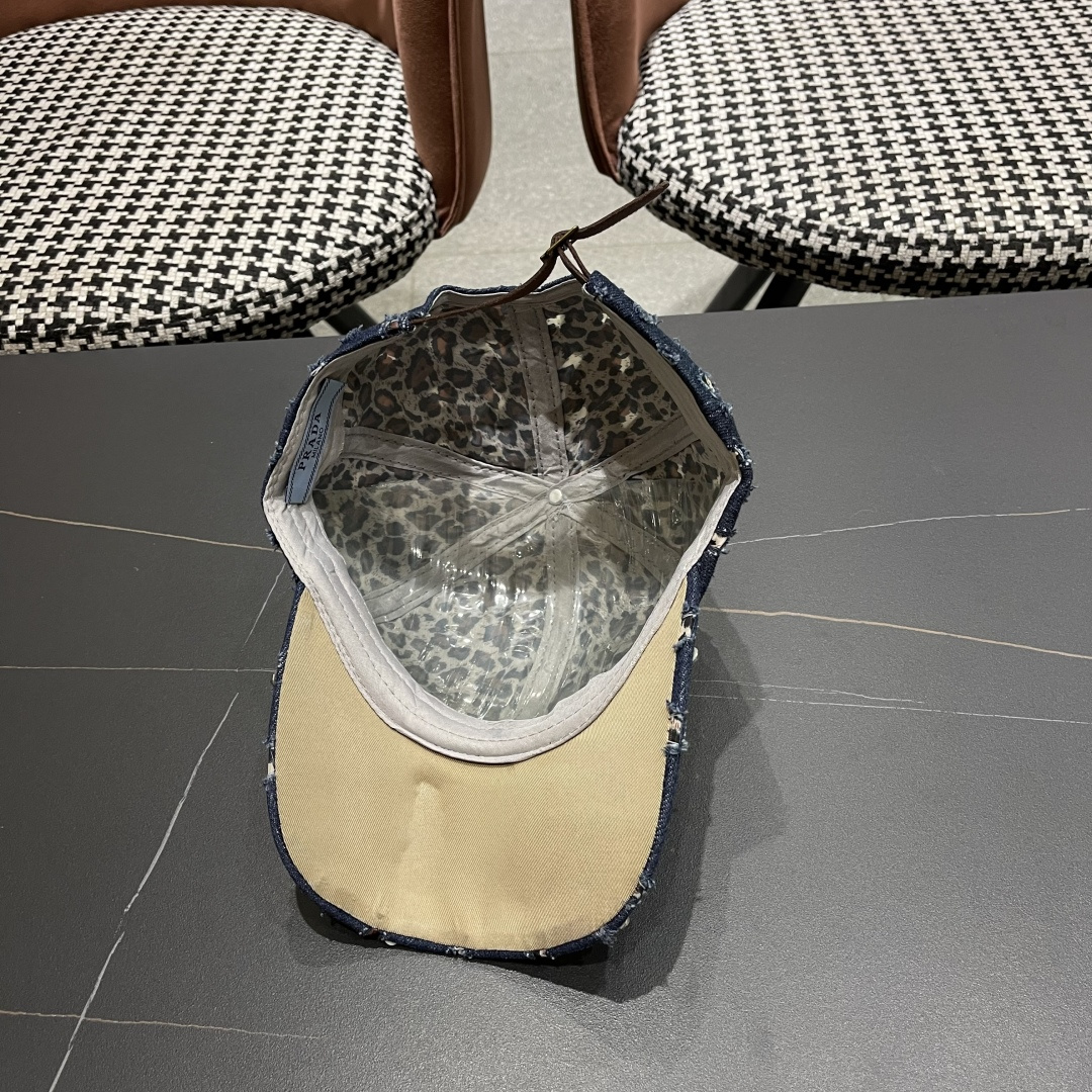  普拉达Prada 2025新款夏季潮牌破洞牛仔帽女士水钻帽子复古硬顶棒球
帽透气遮阳鸭舌帽女