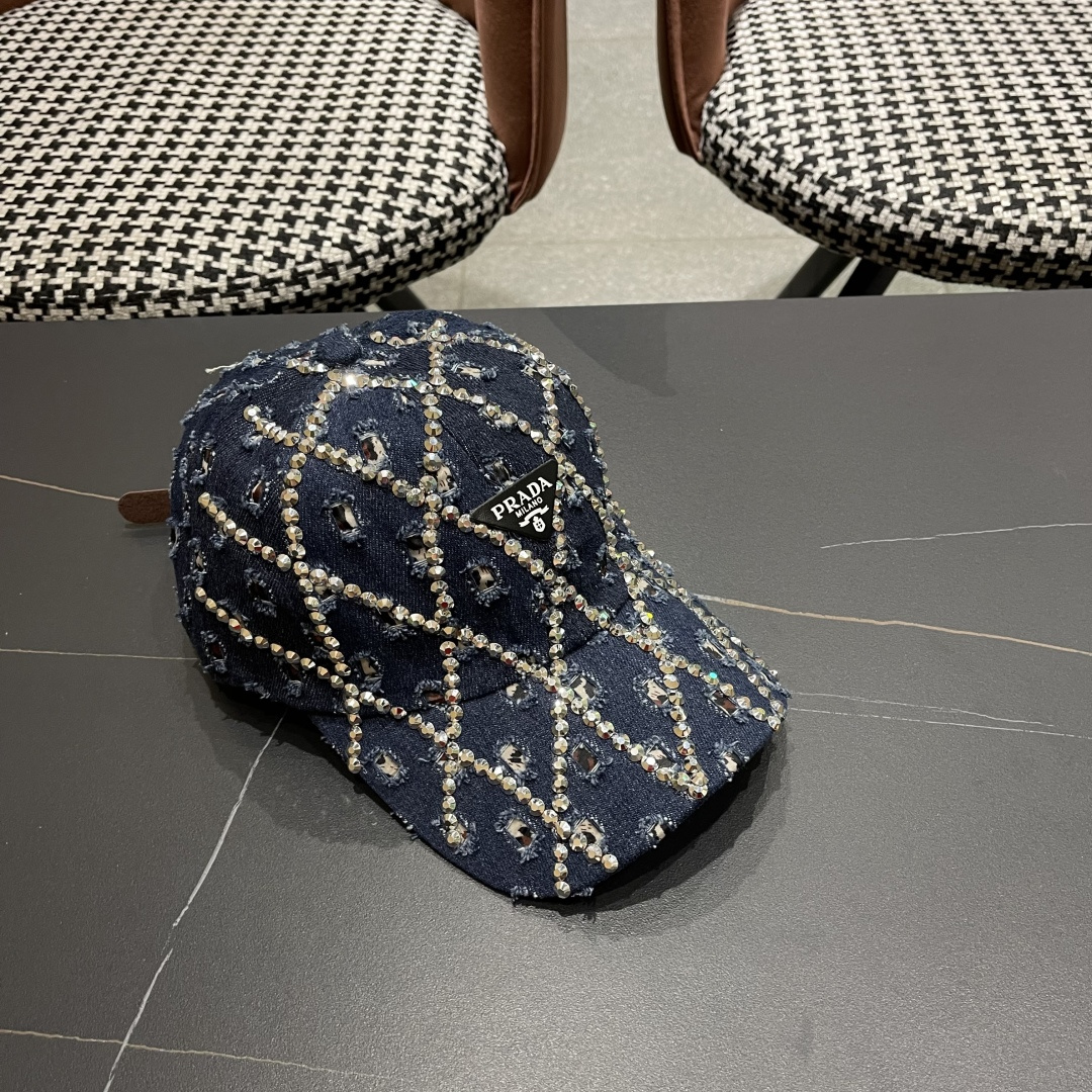  普拉达Prada 2025新款夏季潮牌破洞牛仔帽女士水钻帽子复古硬顶棒球
帽透气遮阳鸭舌帽女