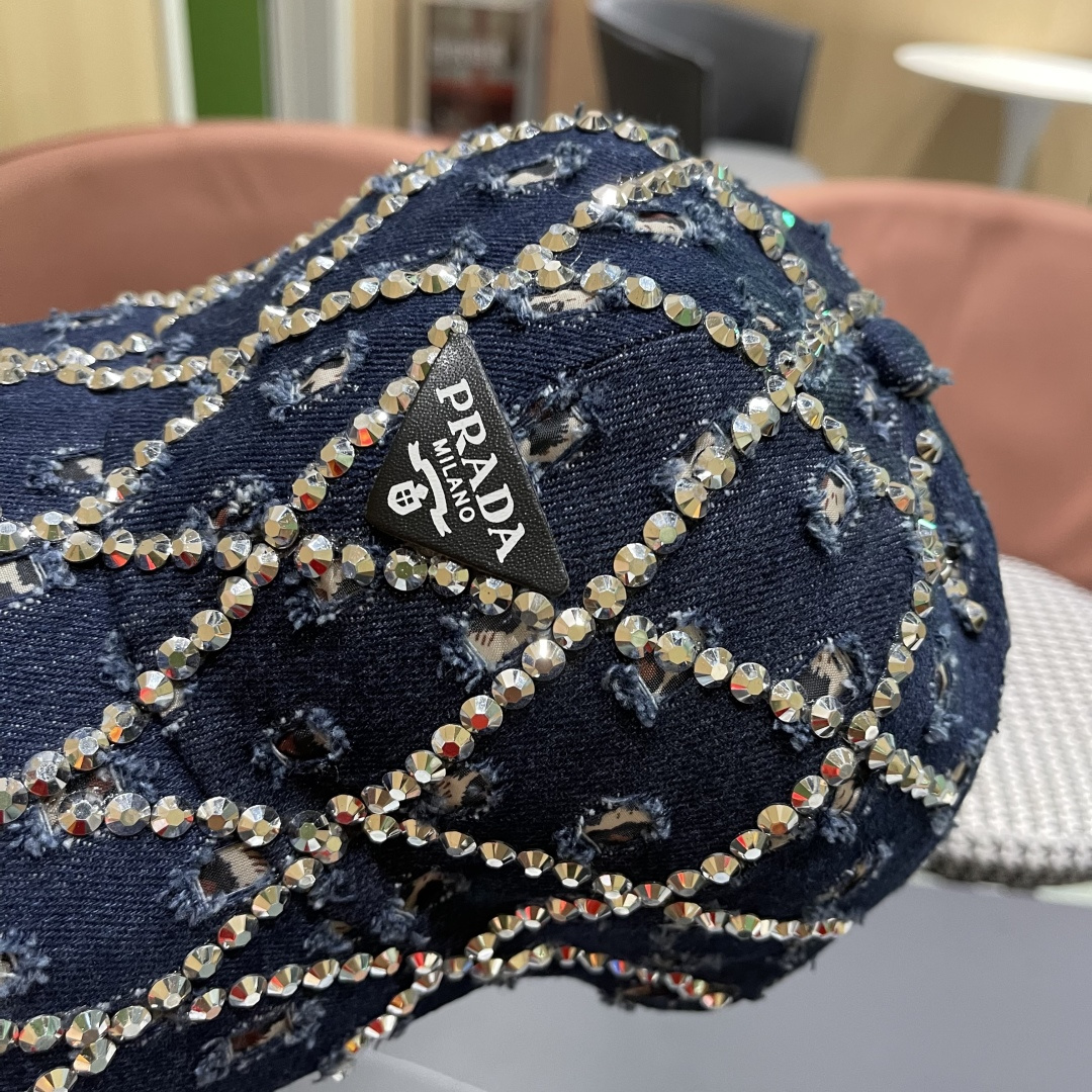  普拉达Prada 2025新款夏季潮牌破洞牛仔帽女士水钻帽子复古硬顶棒球
帽透气遮阳鸭舌帽女