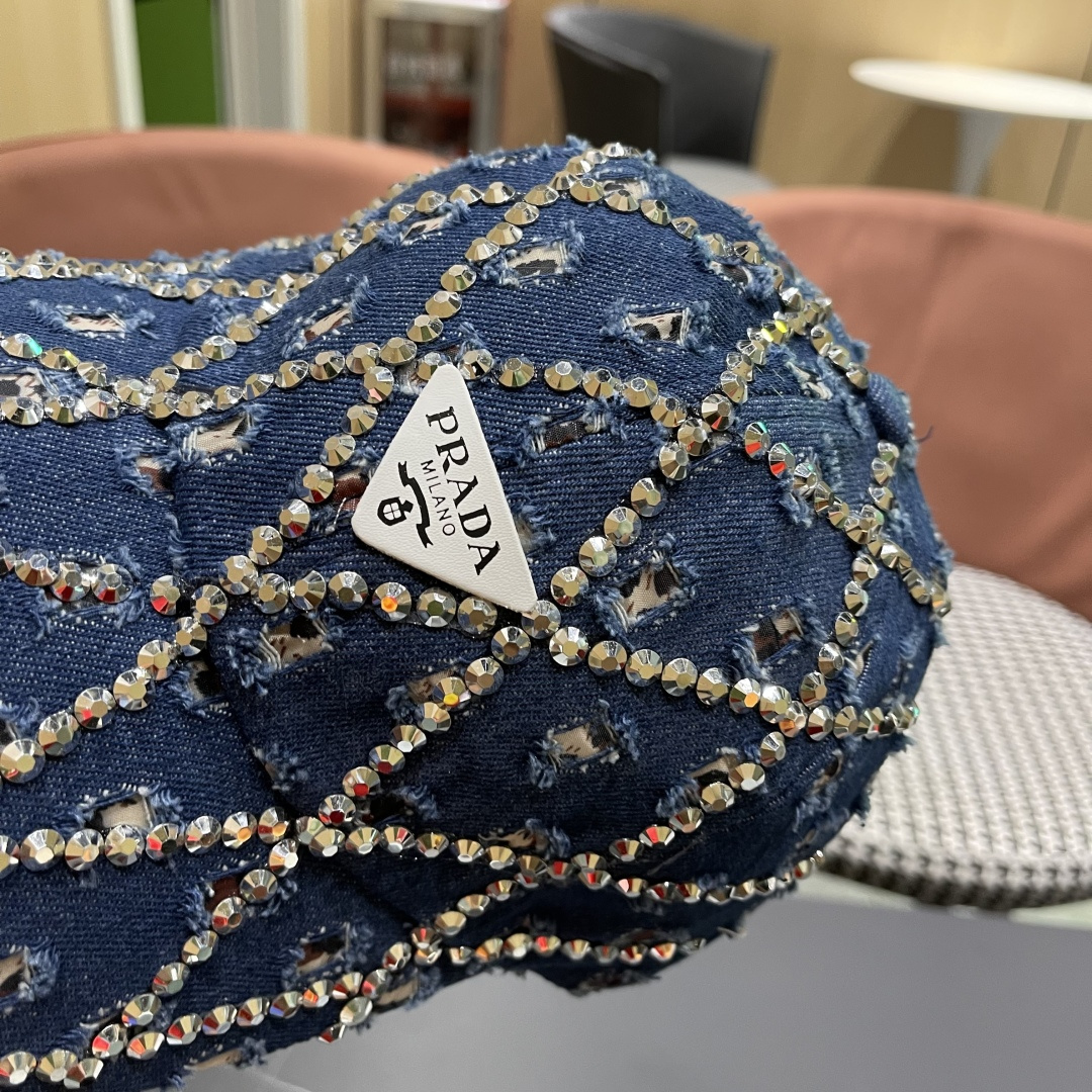  普拉达Prada 2025新款夏季潮牌破洞牛仔帽女士水钻帽子复古硬顶棒球
帽透气遮阳鸭舌帽女