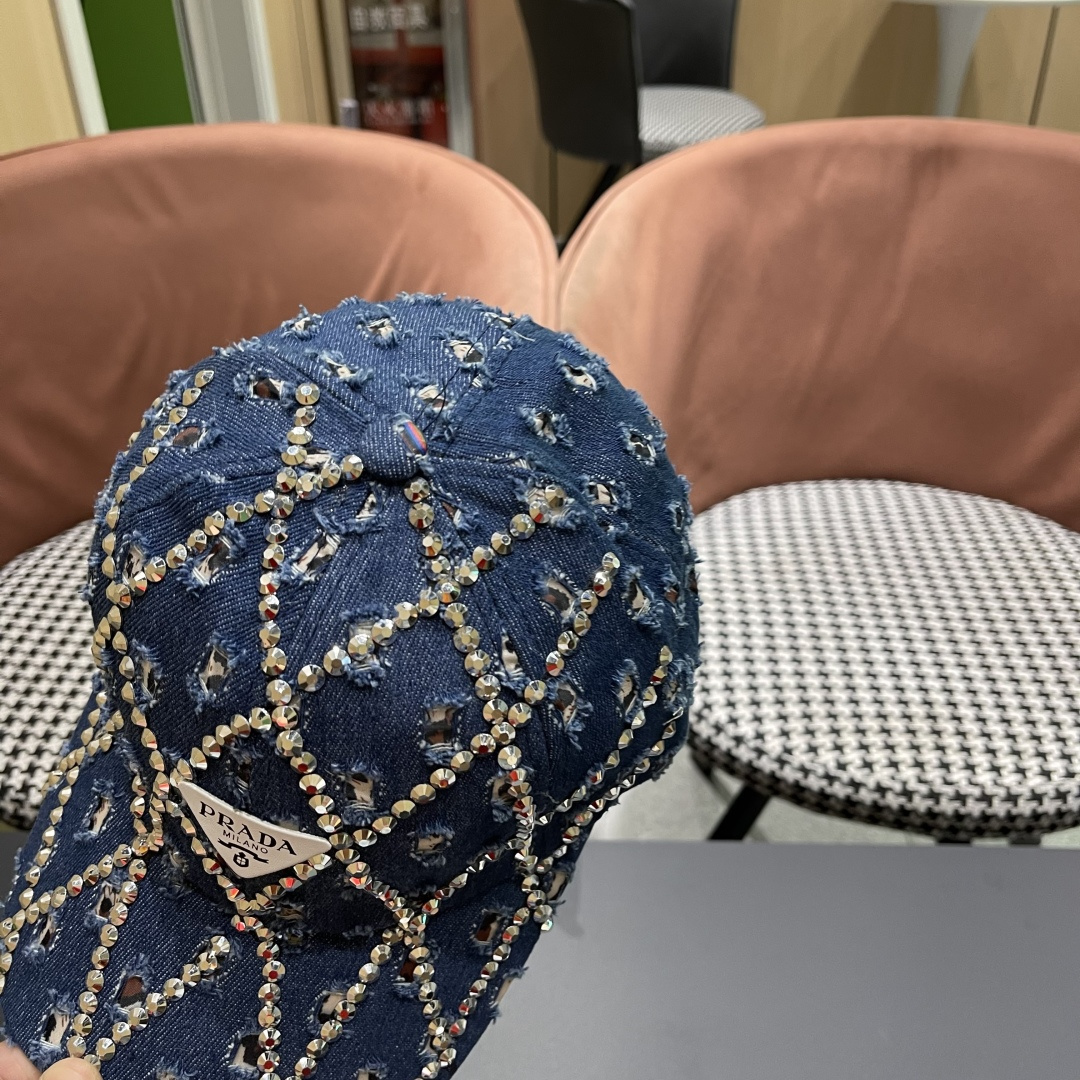  普拉达Prada 2025新款夏季潮牌破洞牛仔帽女士水钻帽子复古硬顶棒球
帽透气遮阳鸭舌帽女