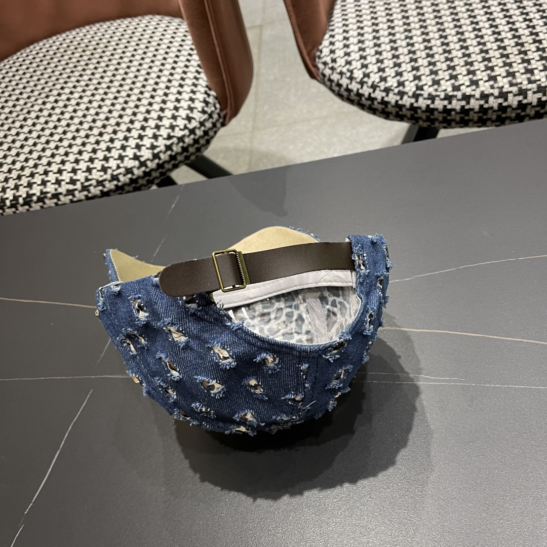  普拉达Prada 2025新款夏季潮牌破洞牛仔帽女士水钻帽子复古硬顶棒球
帽透气遮阳鸭舌帽女