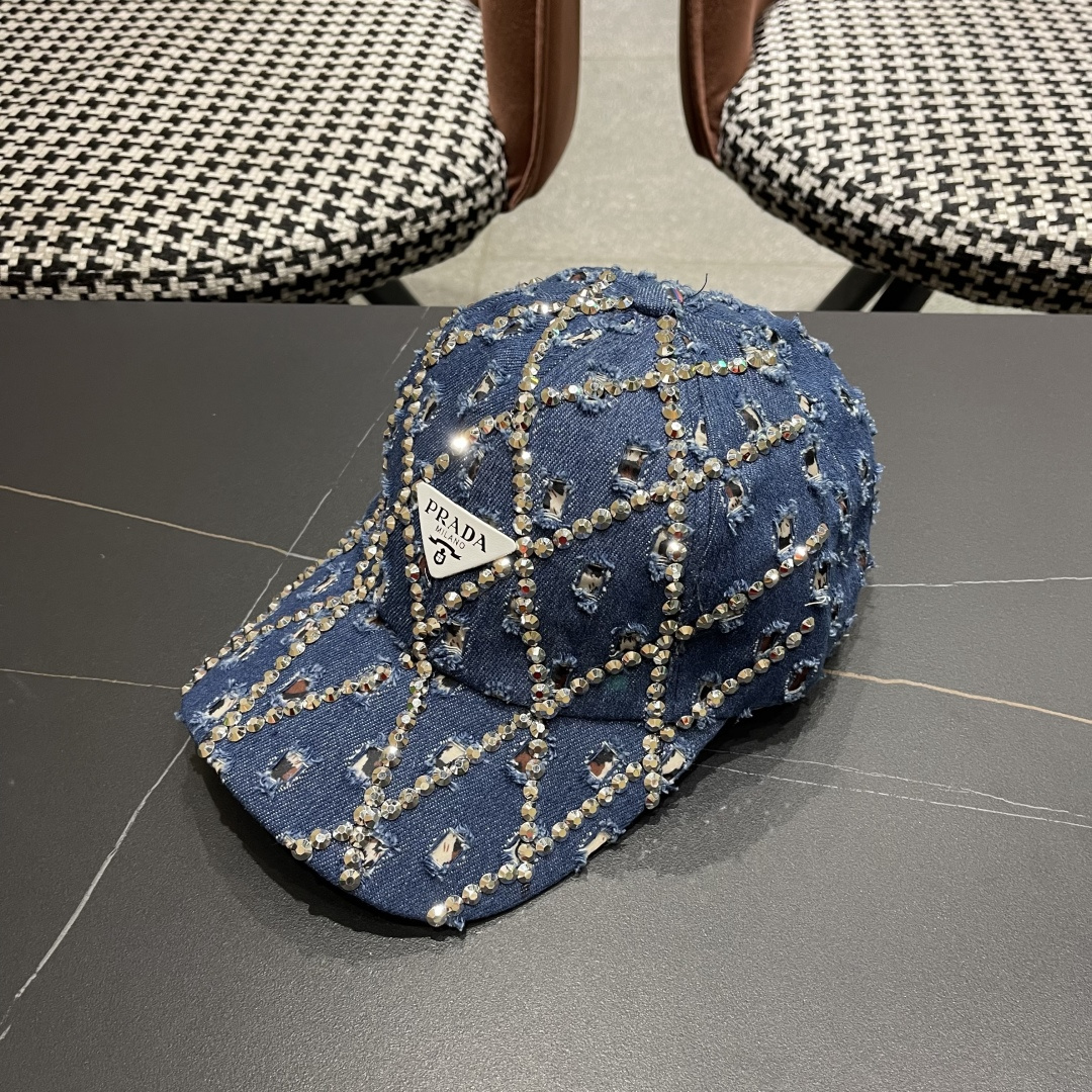  普拉达Prada 2025新款夏季潮牌破洞牛仔帽女士水钻帽子复古硬顶棒球
帽透气遮阳鸭舌帽女