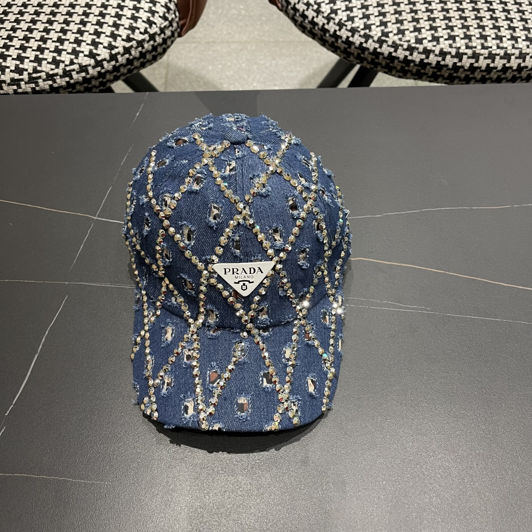  普拉达Prada 2025新款夏季潮牌破洞牛仔帽女士水钻帽子复古硬顶棒球
帽透气遮阳鸭舌帽女