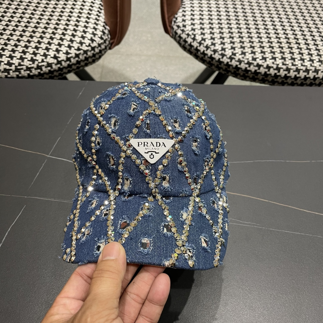  普拉达Prada 2025新款夏季潮牌破洞牛仔帽女士水钻帽子复古硬顶棒球
帽透气遮阳鸭舌帽女