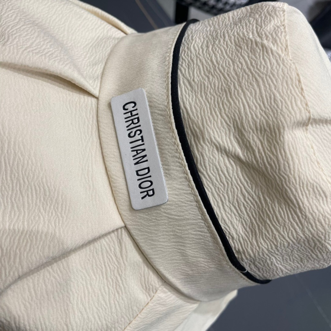  Dior 迪奥 2025新款遮脸盆渔夫帽， 精致純也格调很有感觉，很酷很时尚，质量超赞