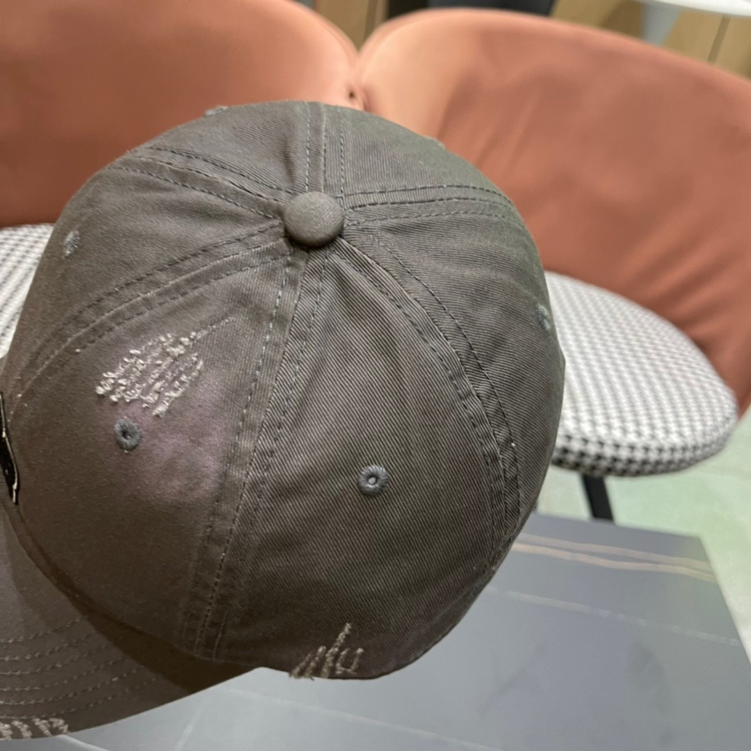 BALENCIAGA巴黎世家新款棒球帽，很酷的色系，男女佩戴都有不同style，第一批抢先出货！巴黎粉必