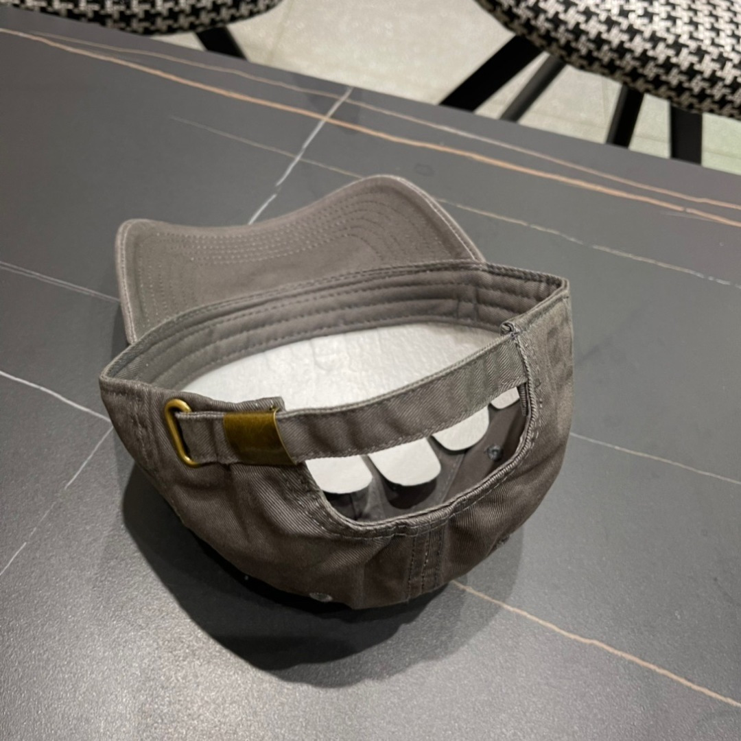 BALENCIAGA巴黎世家新款棒球帽，很酷的色系，男女佩戴都有不同style，第一批抢先出货！巴黎粉必