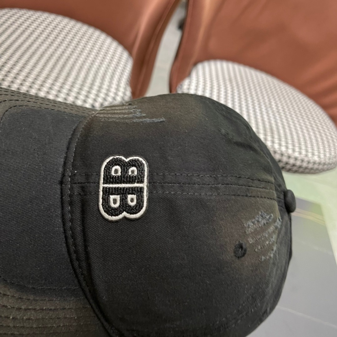 BALENCIAGA巴黎世家新款棒球帽，很酷的色系，男女佩戴都有不同style，第一批抢先出货！巴黎粉必