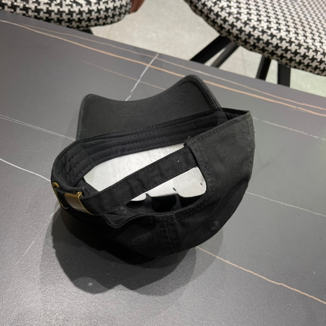 BALENCIAGA巴黎世家新款棒球帽，很酷的色系，男女佩戴都有不同style，第一批抢先出货！巴黎粉必