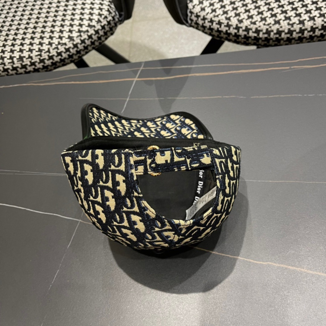  迪奥Dior🧢 棒球帽，非常经典的经典，流行的复古美，四季可用，出门必备，非常显脸小