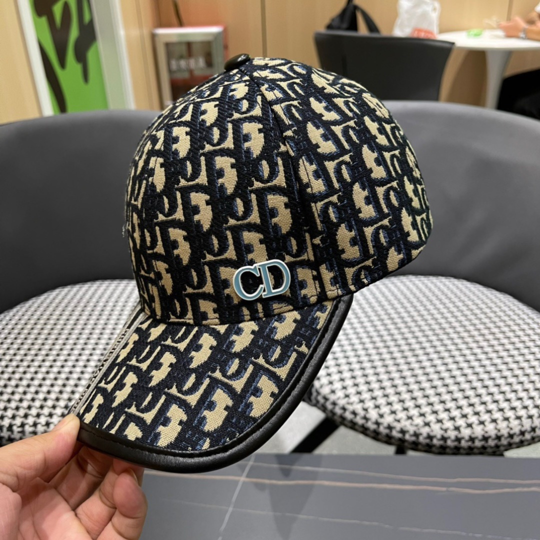  迪奥Dior🧢 棒球帽，非常经典的经典，流行的复古美，四季可用，出门必备，非常显脸小
