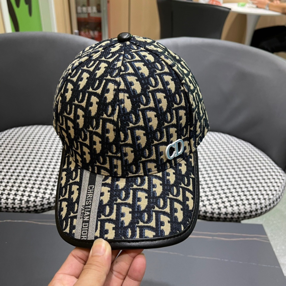  迪奥Dior🧢 棒球帽，非常经典的经典，流行的复古美，四季可用，出门必备，非常显脸小