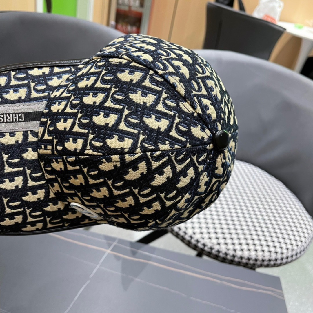  迪奥Dior🧢 棒球帽，非常经典的经典，流行的复古美，四季可用，出门必备，非常显脸小